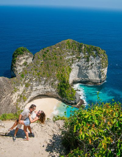 Couple posse at top of Kelingking Beach, Nusa Penida – Bali Tour Legendary