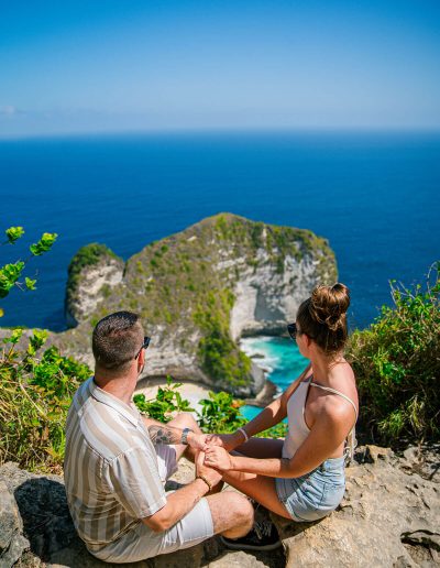 couple pose at kelingking cliff - nusa penida